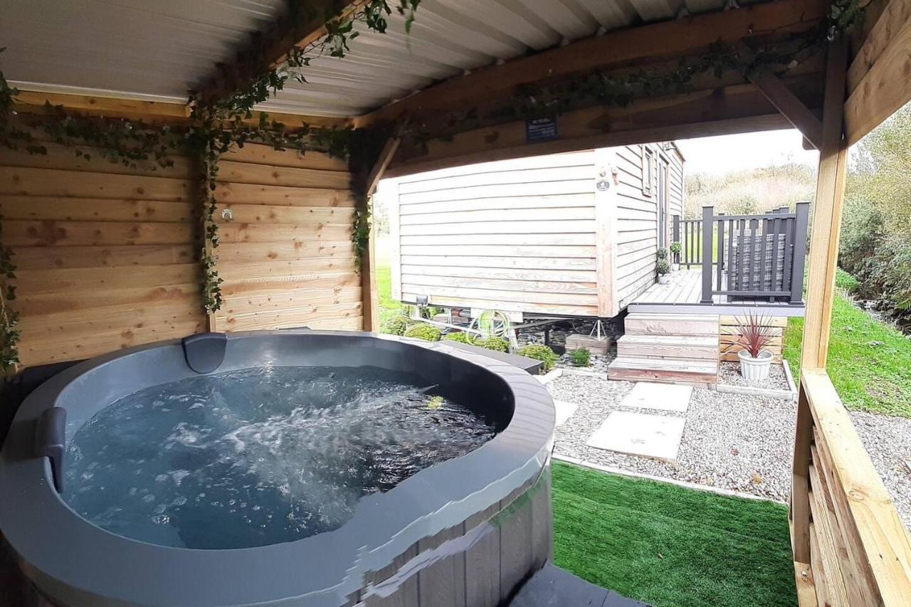 GwalchmaiShepherds Hut With Hot Tub On Anglesey North Wales别墅 外观 照片